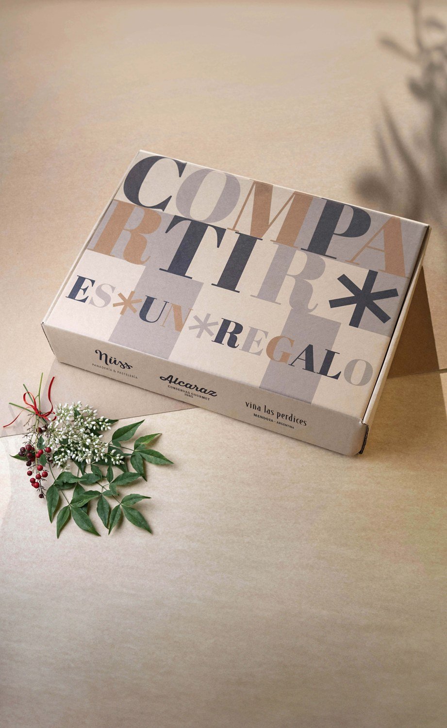 Caja Gift Box cerrada con la gráfica Compartir es un regalo