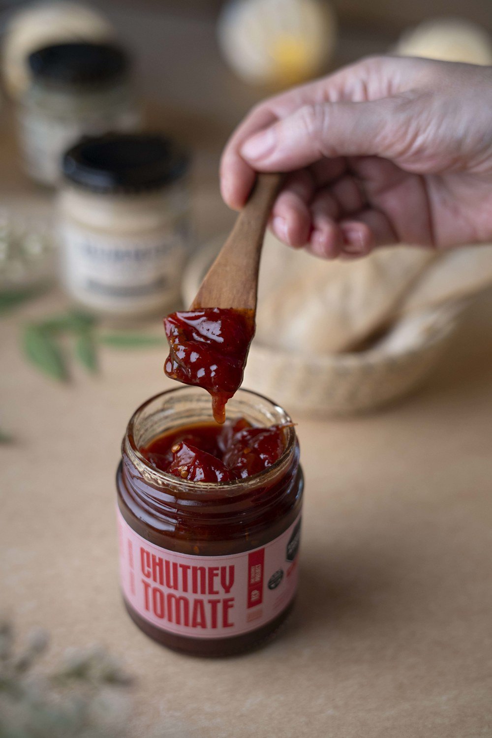 Chutney de tomate Alcaraz servido con cuchara de madera