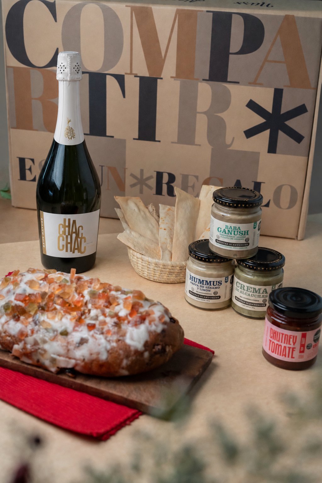 Gift Box con Chac Chac Brut Nature, panettone Nüss, cintas y las cuatro conservas Alcaraz